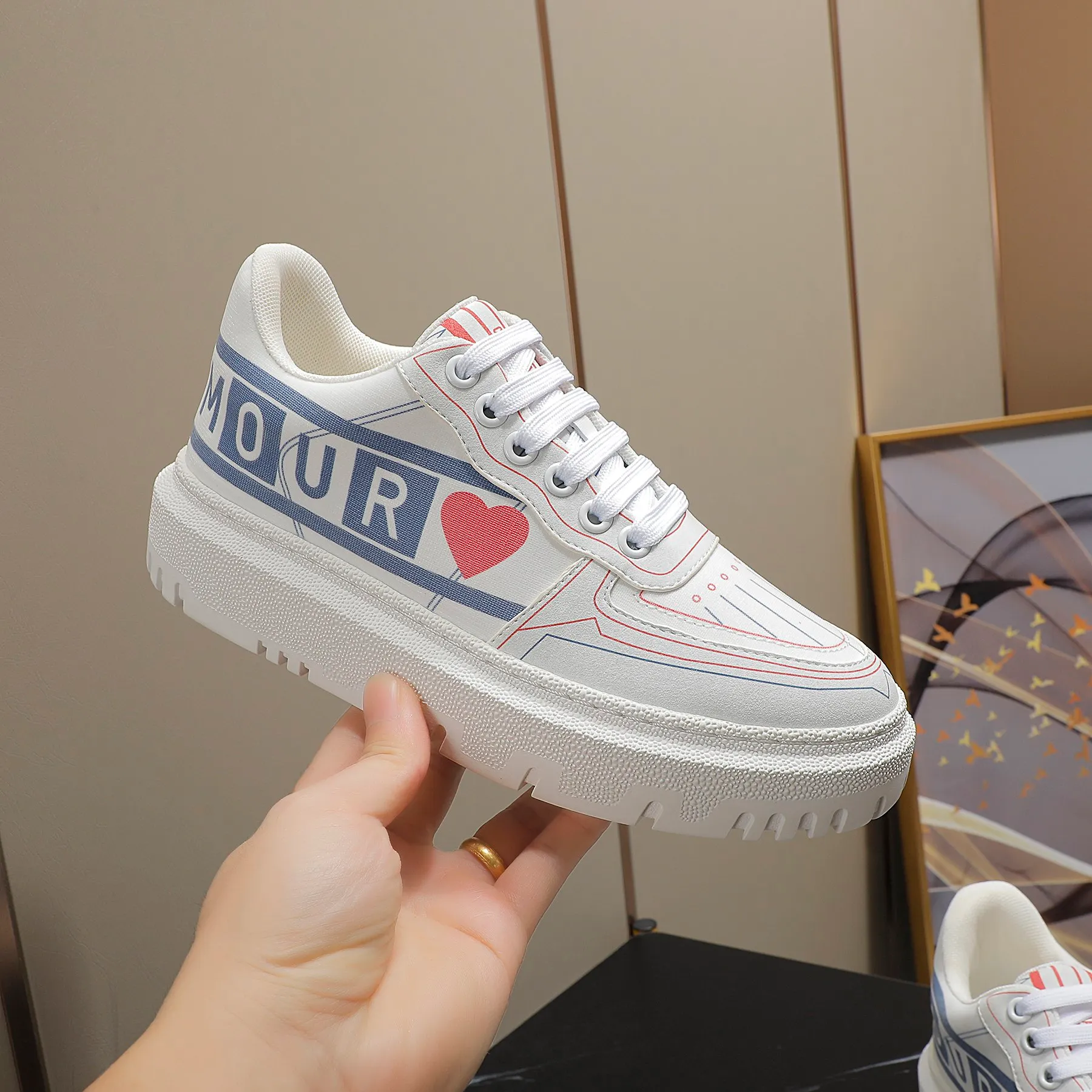 👟👟Ex-factory price 480👟👟 2021ssDior shell-toe casual white shoes, the latest letter strip layout with luminous colors, the same style as the ready-to-wear series 1️⃣Original mold opening 2️⃣Original cowhide➕Breathable mesh lining 3️⃣TPU evacuation outsole 4️⃣Injection-molded latex cowhide feet 5️⃣Full set of packaging at the counter, code number 35-40 (41 can be customized)